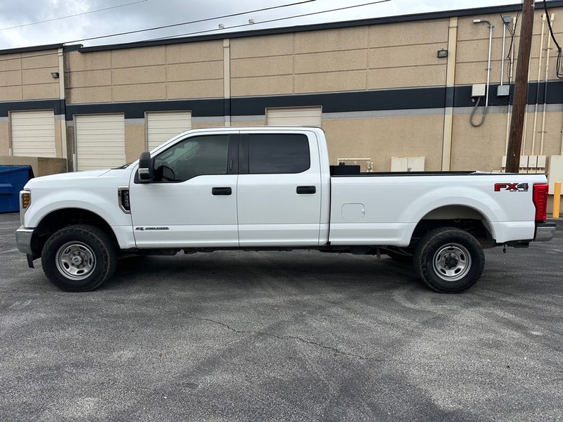 Ford Super Duty F-350 SRW Vehicle Full-screen Gallery Image 03