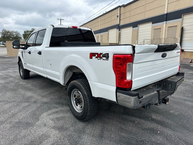 Ford Super Duty F-350 SRW Vehicle Full-screen Gallery Image 04