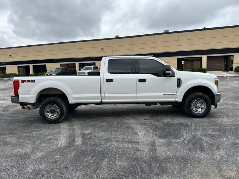 Ford Super Duty F-350 SRW Vehicle Full-screen Gallery Image 06