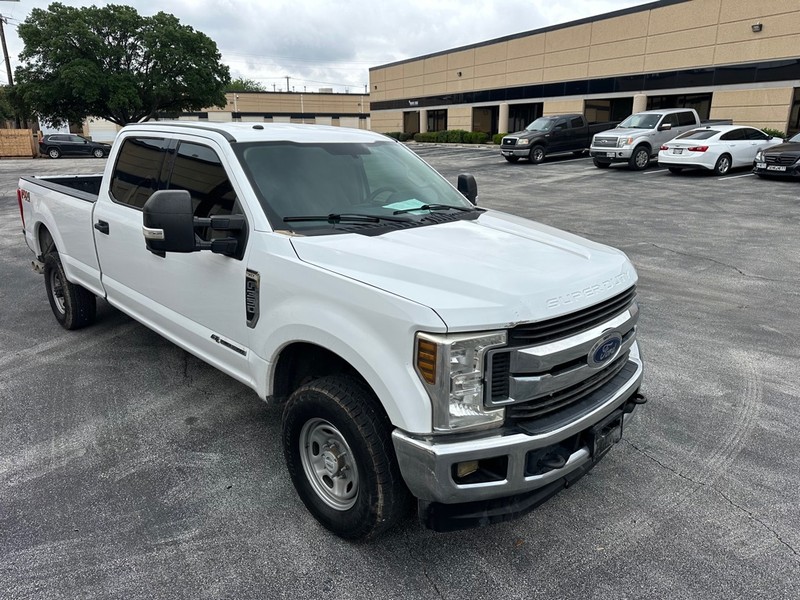 Ford Super Duty F-350 SRW Vehicle Full-screen Gallery Image 08