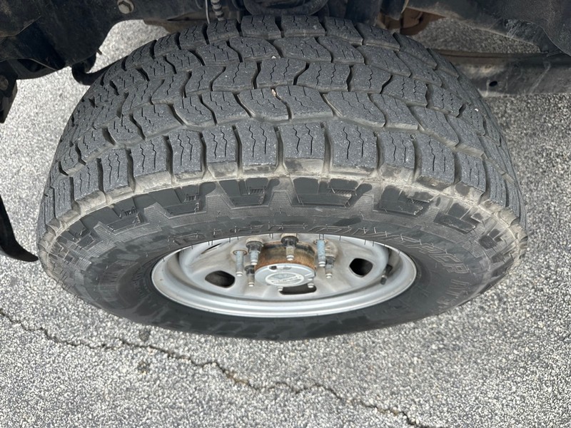 Ford Super Duty F-350 SRW Vehicle Full-screen Gallery Image 09
