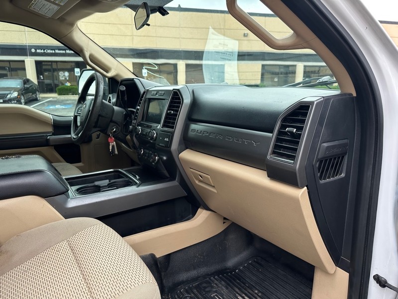 Ford Super Duty F-350 SRW Vehicle Full-screen Gallery Image 14