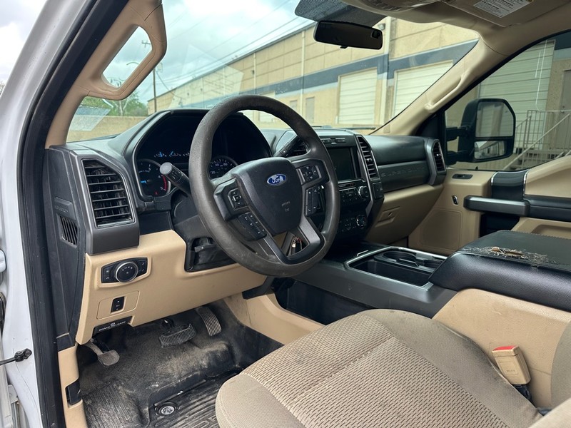 Ford Super Duty F-350 SRW Vehicle Full-screen Gallery Image 16