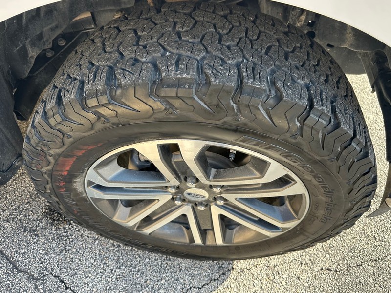 Ford F-150 Vehicle Full-screen Gallery Image 09