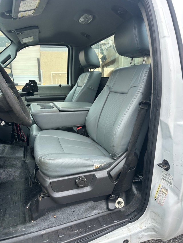 Ford F-350 Vehicle Full-screen Gallery Image 12