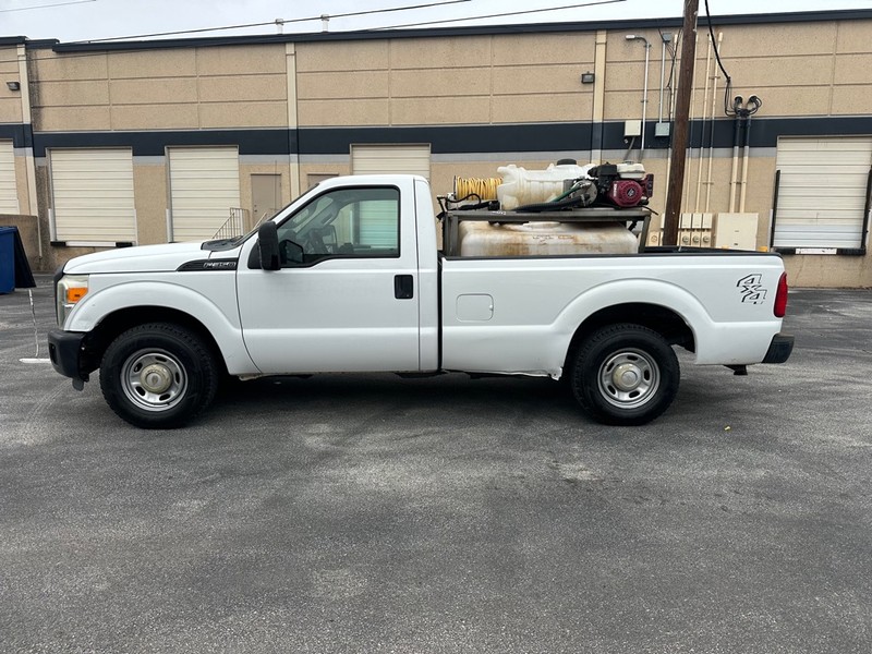 Ford F-350 Vehicle Full-screen Gallery Image 02
