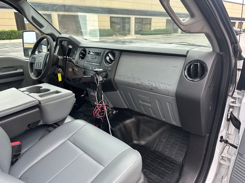 Ford F-350 Vehicle Full-screen Gallery Image 11