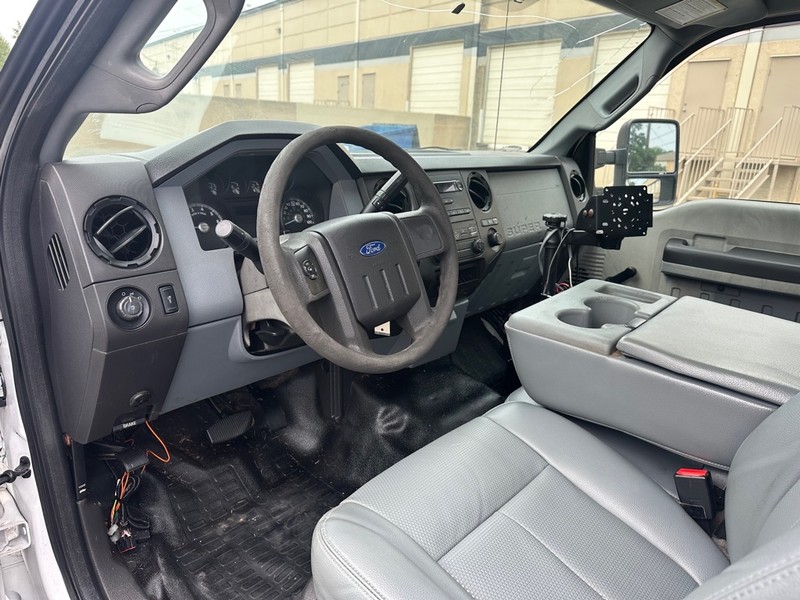 Ford F-350 Vehicle Full-screen Gallery Image 13
