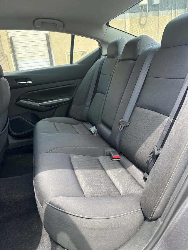 Nissan Altima Vehicle Full-screen Gallery Image 07
