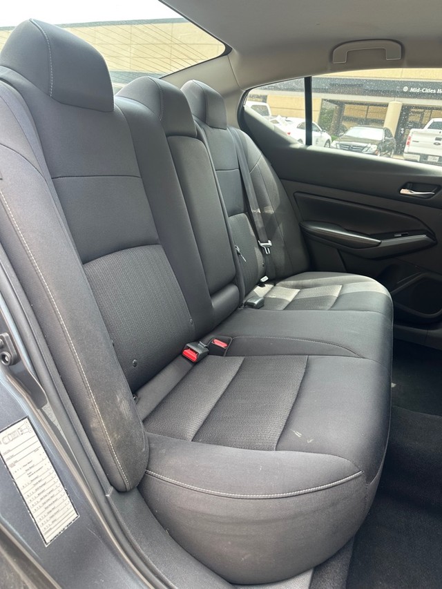 Nissan Altima Vehicle Full-screen Gallery Image 08