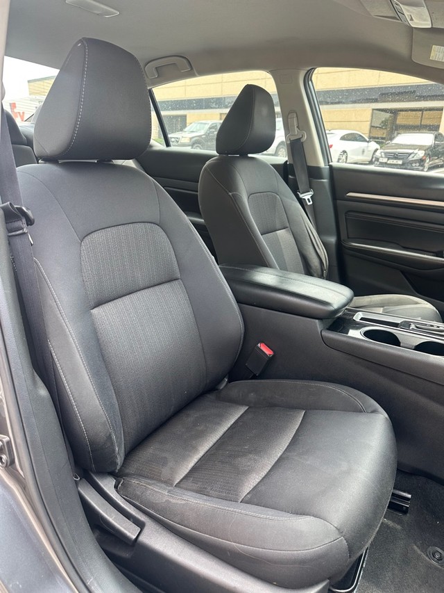 Nissan Altima Vehicle Full-screen Gallery Image 09