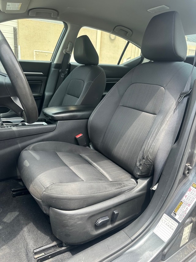 Nissan Altima Vehicle Full-screen Gallery Image 11