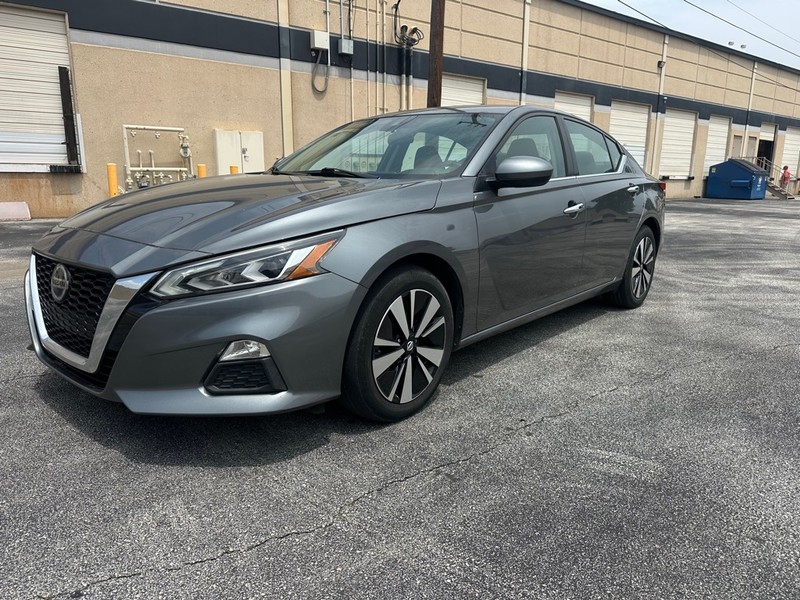Nissan Altima Vehicle Full-screen Gallery Image 01