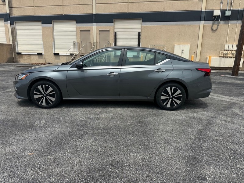 Nissan Altima Vehicle Full-screen Gallery Image 02