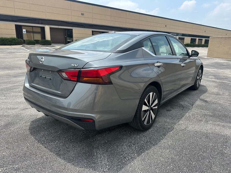Nissan Altima Vehicle Full-screen Gallery Image 04