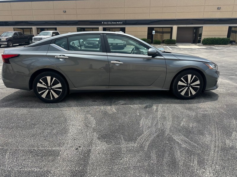 Nissan Altima Vehicle Full-screen Gallery Image 05