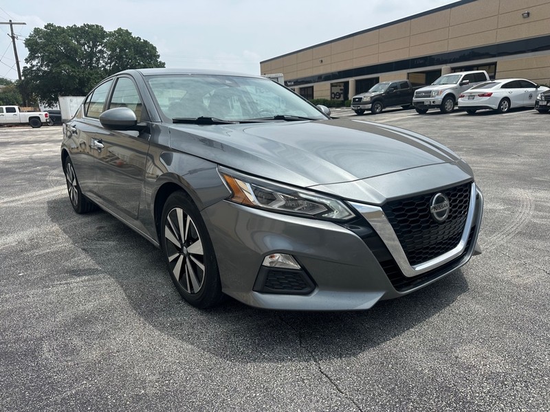 Nissan Altima Vehicle Full-screen Gallery Image 06