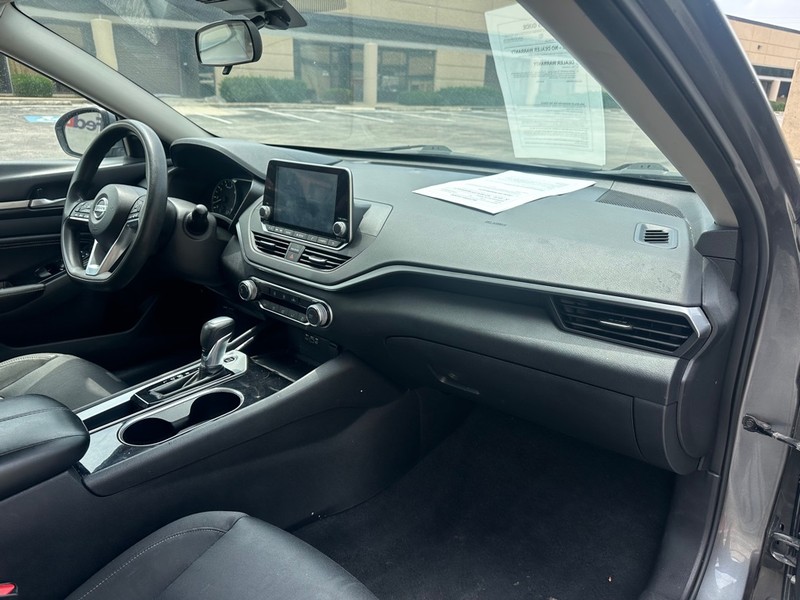 Nissan Altima Vehicle Full-screen Gallery Image 10