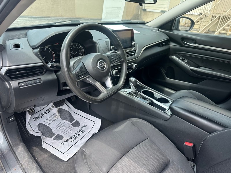 Nissan Altima Vehicle Full-screen Gallery Image 12