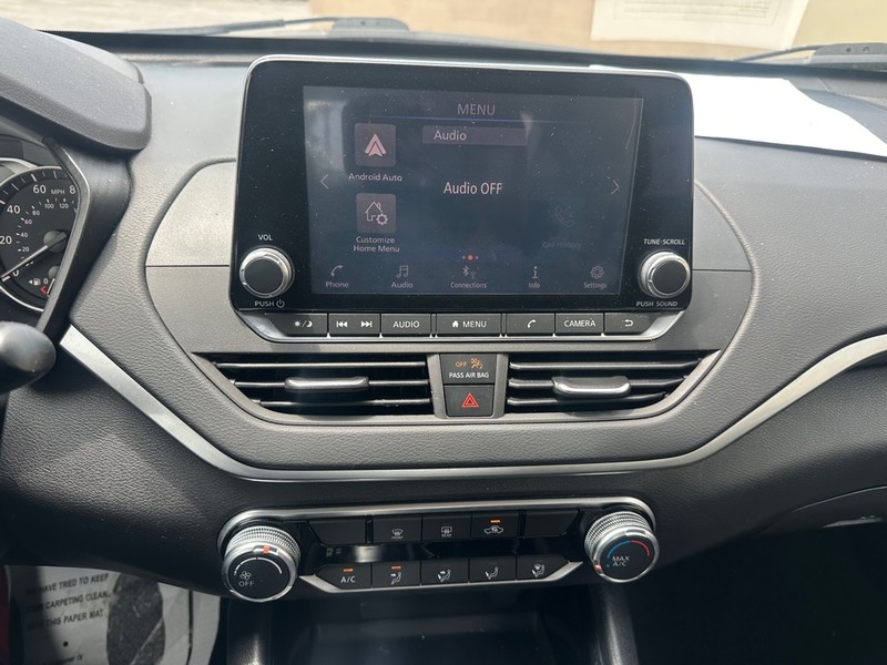 Nissan Altima Vehicle Full-screen Gallery Image 13