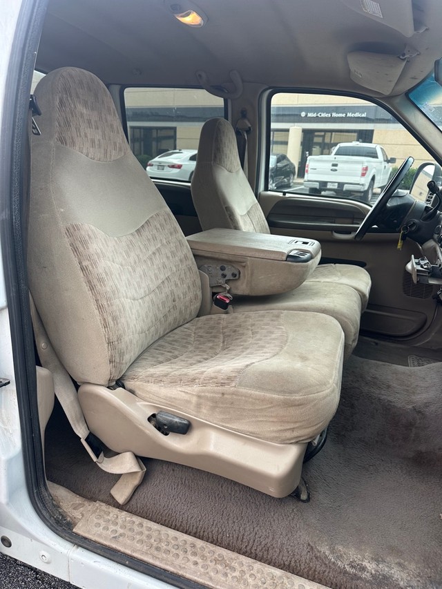 Ford F-350 Vehicle Full-screen Gallery Image 10