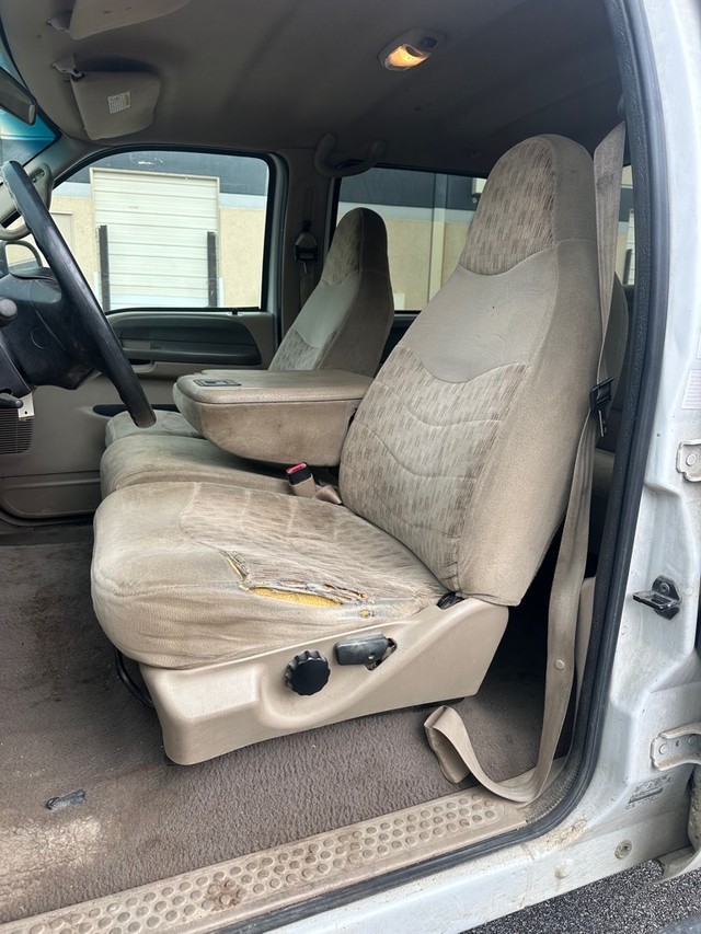 Ford F-350 Vehicle Full-screen Gallery Image 12