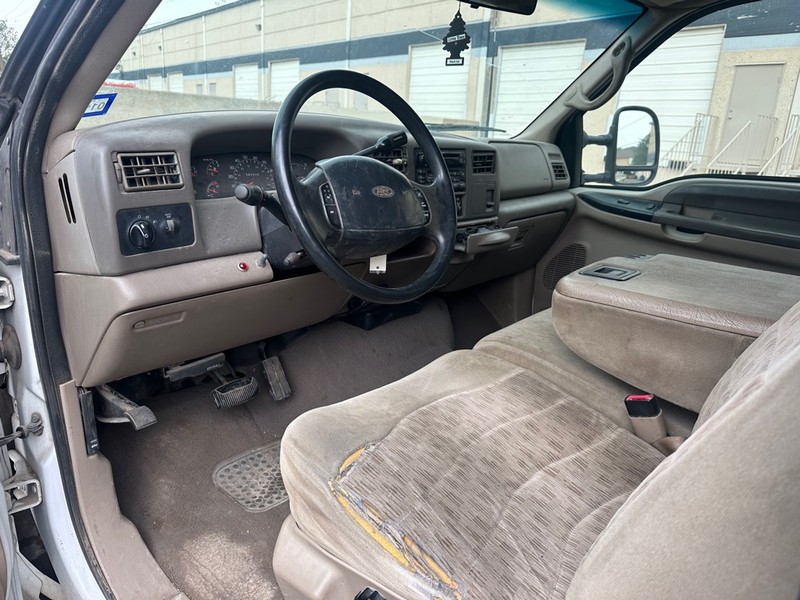 Ford F-350 Vehicle Full-screen Gallery Image 13