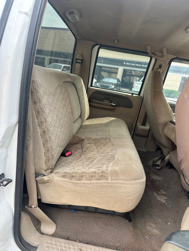 Ford Super Duty F-250 Vehicle Full-screen Gallery Image 08