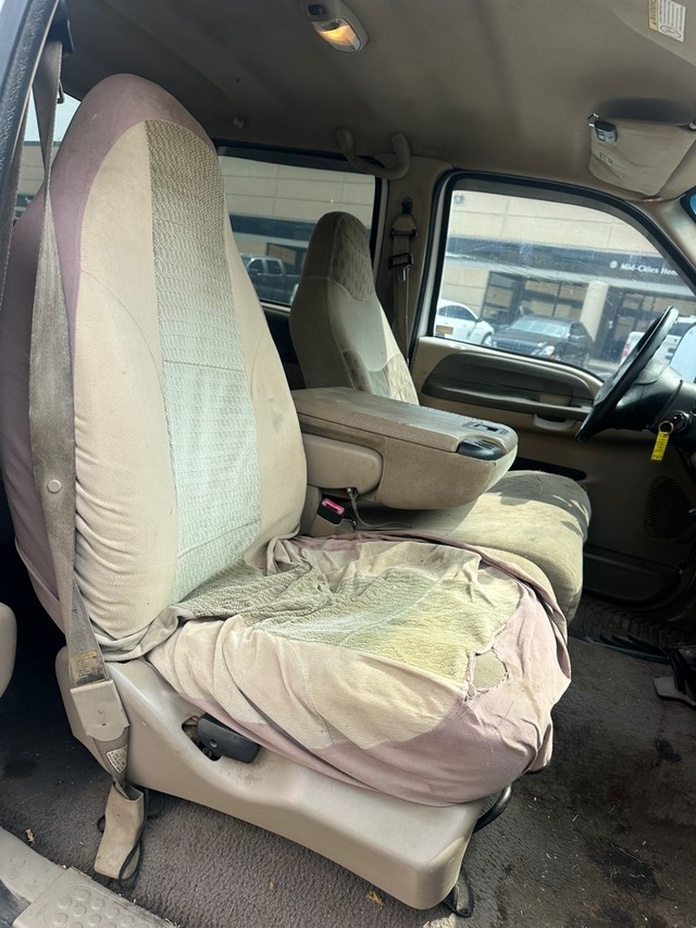 Ford Super Duty F-250 Vehicle Full-screen Gallery Image 09