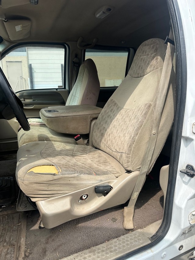 Ford Super Duty F-250 Vehicle Full-screen Gallery Image 11