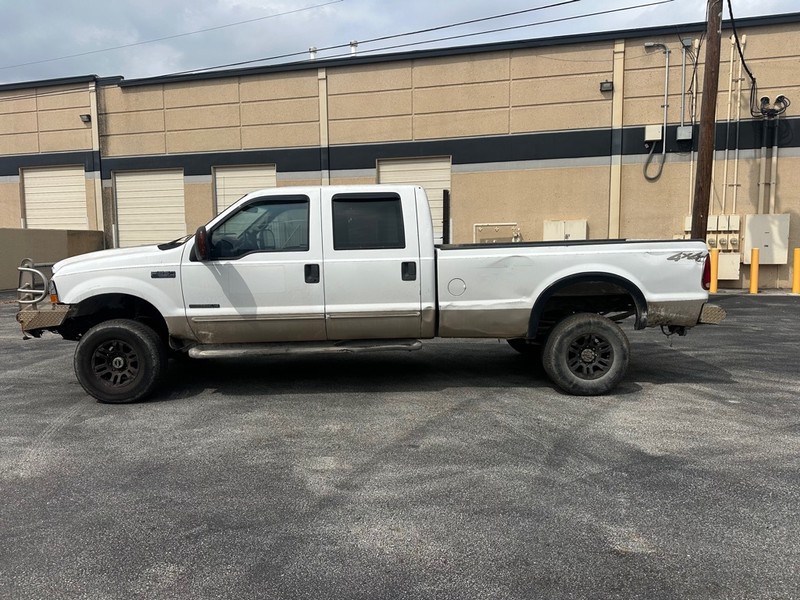 Ford Super Duty F-250 Vehicle Full-screen Gallery Image 02