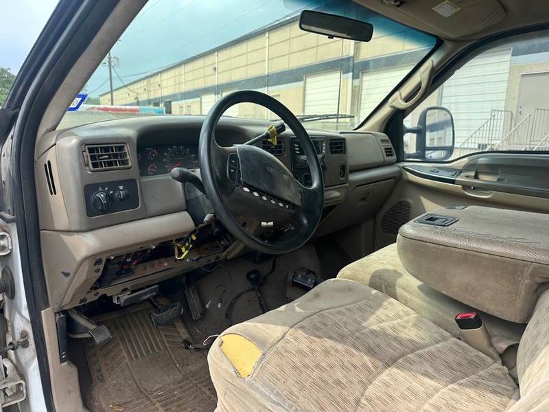 Ford Super Duty F-250 Vehicle Full-screen Gallery Image 12