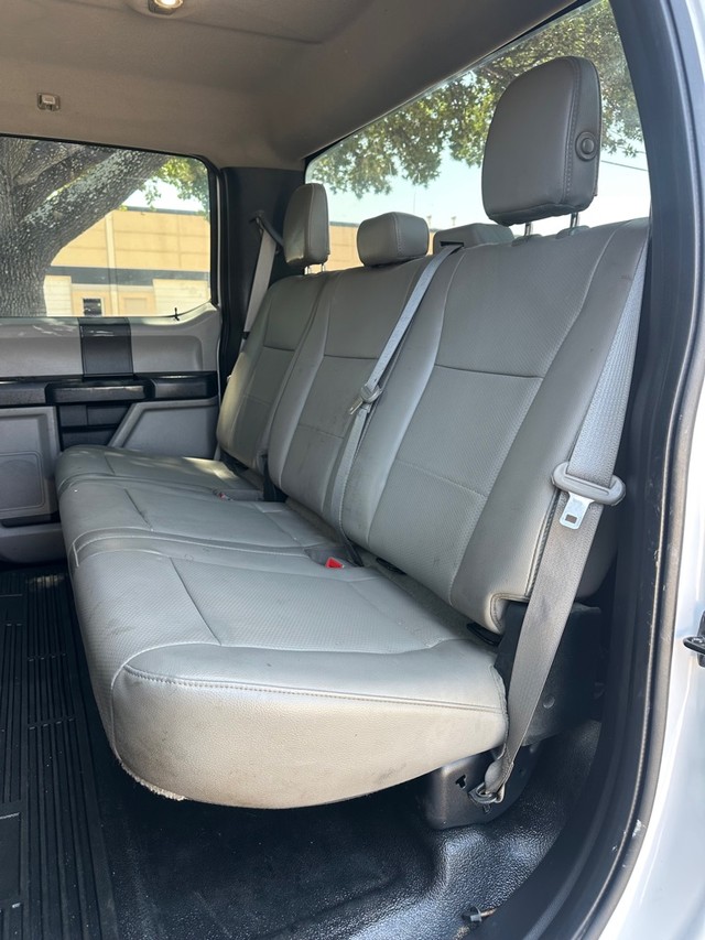 Ford Super Duty F-250 SRW Vehicle Full-screen Gallery Image 11