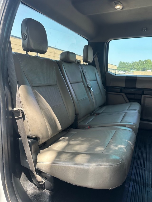 Ford Super Duty F-250 SRW Vehicle Full-screen Gallery Image 12