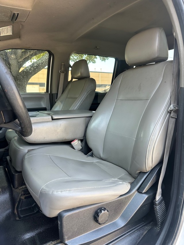 Ford Super Duty F-250 SRW Vehicle Full-screen Gallery Image 16