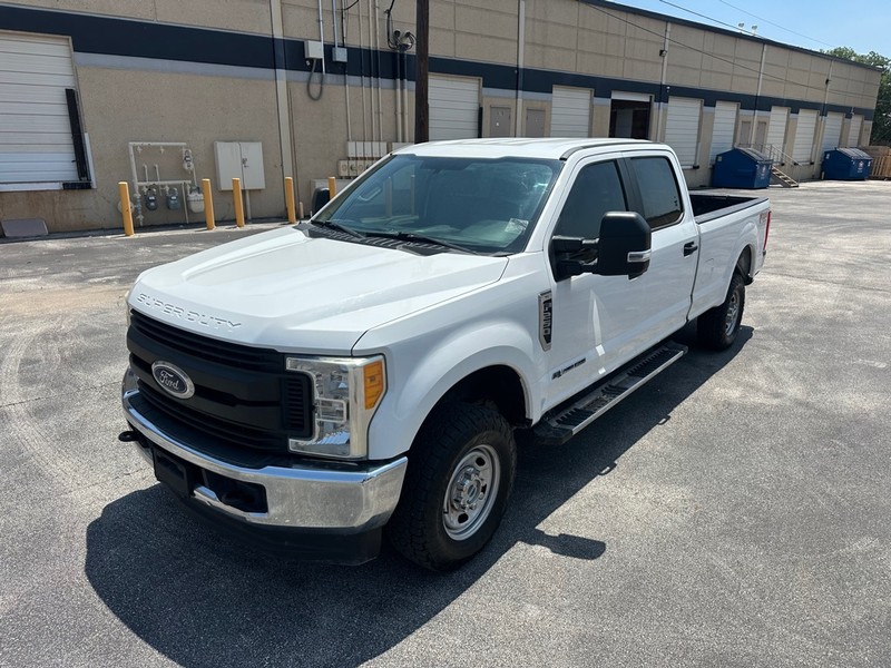 Ford Super Duty F-250 SRW Vehicle Full-screen Gallery Image 2