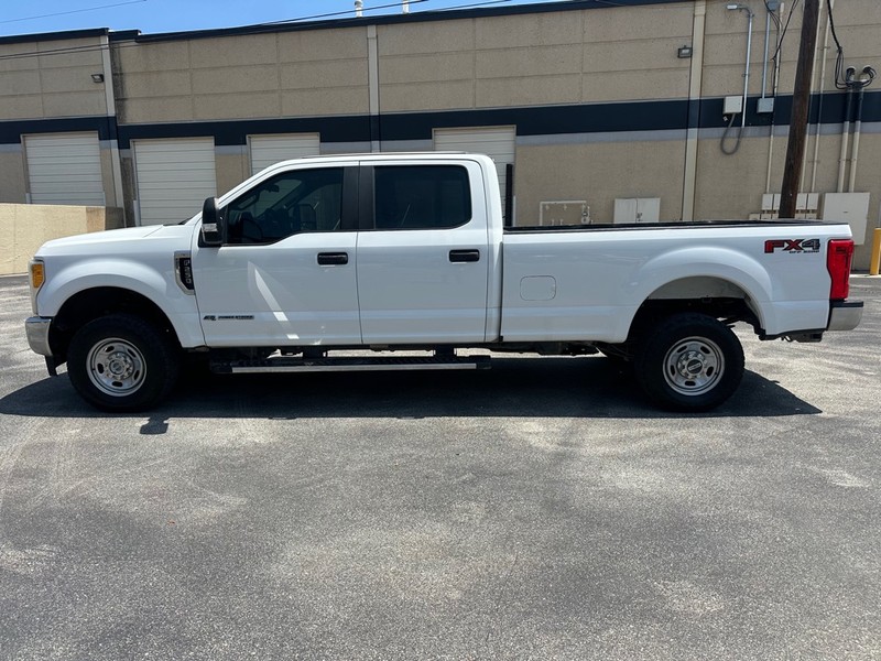 Ford Super Duty F-250 SRW Vehicle Full-screen Gallery Image 3