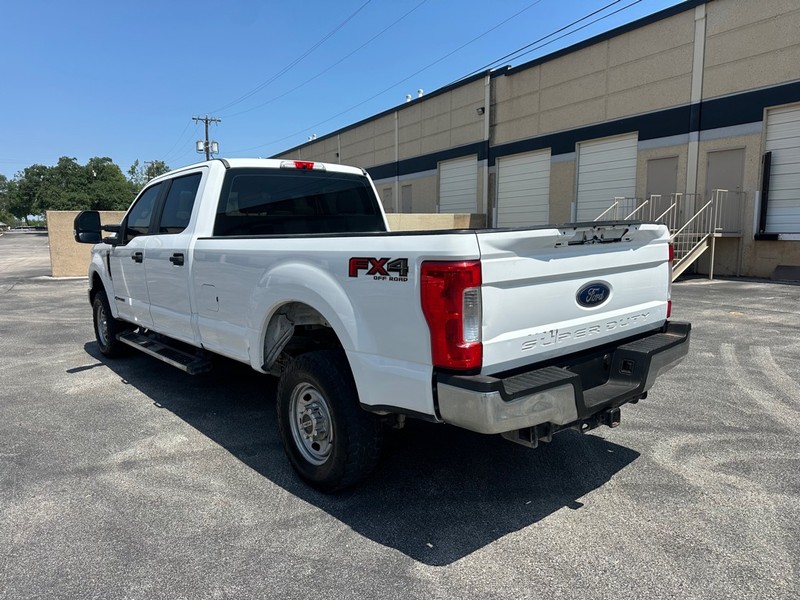 Ford Super Duty F-250 SRW Vehicle Full-screen Gallery Image 4