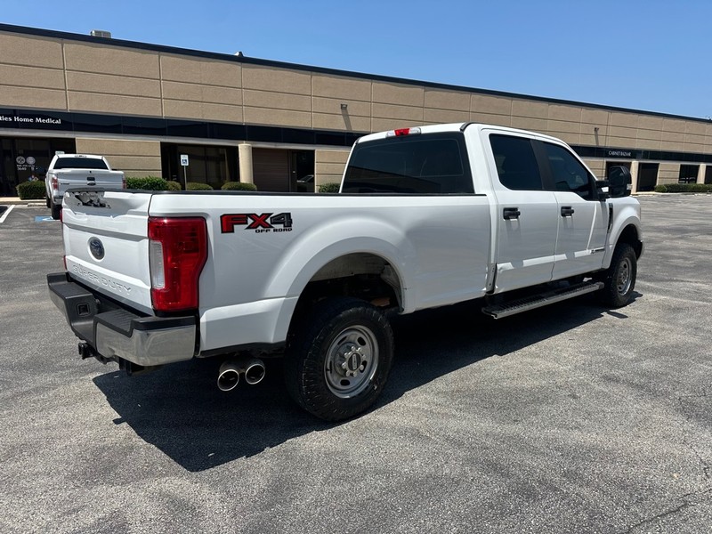 Ford Super Duty F-250 SRW Vehicle Full-screen Gallery Image 5