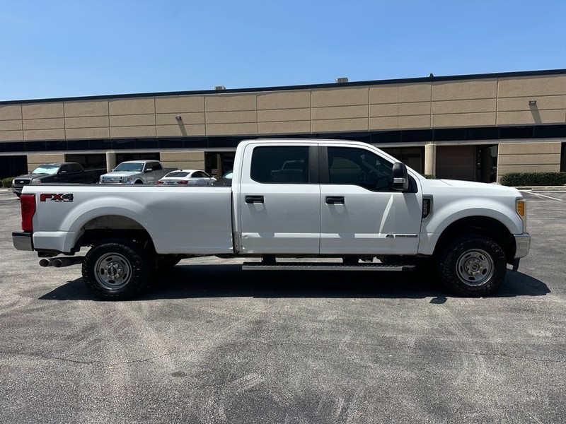 Ford Super Duty F-250 SRW Vehicle Full-screen Gallery Image 6