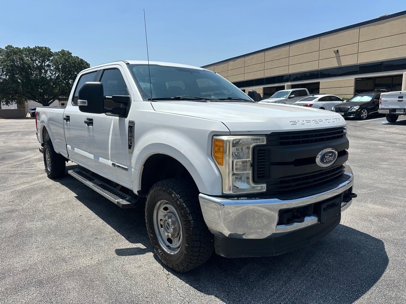 Ford Super Duty F-250 SRW Vehicle Full-screen Gallery Image 7