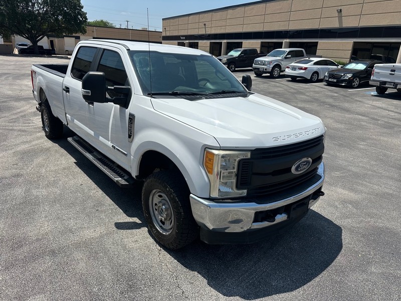 Ford Super Duty F-250 SRW Vehicle Full-screen Gallery Image 8