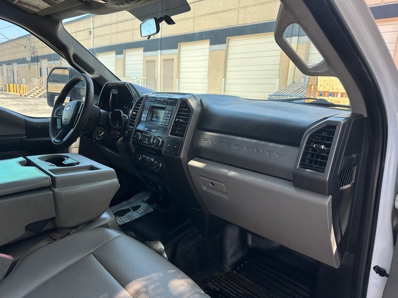 Ford Super Duty F-250 SRW Vehicle Full-screen Gallery Image 15