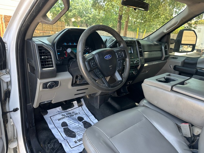 Ford Super Duty F-250 SRW Vehicle Full-screen Gallery Image 17