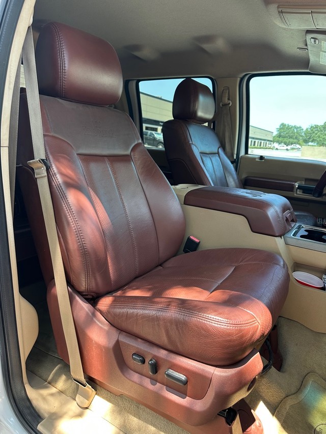 Ford Super Duty F-250 SRW Vehicle Full-screen Gallery Image 17