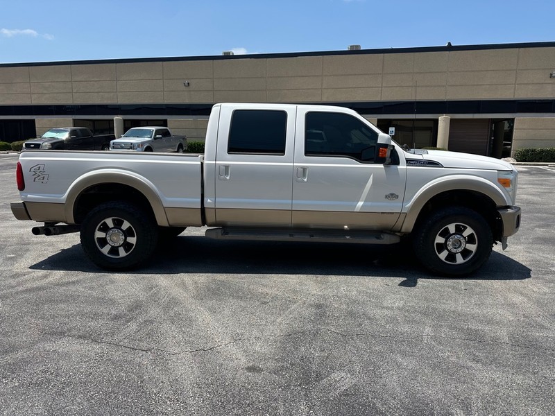 Ford Super Duty F-250 SRW Vehicle Full-screen Gallery Image 6