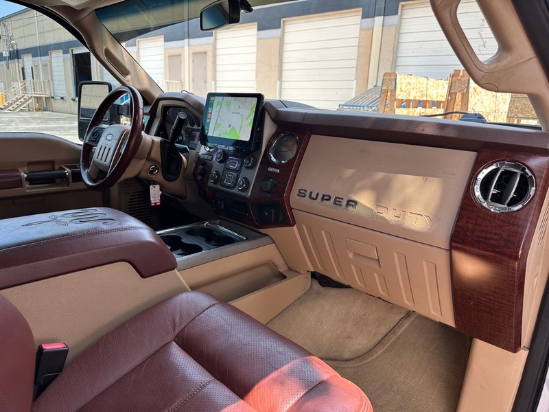 Ford Super Duty F-250 SRW Vehicle Full-screen Gallery Image 18