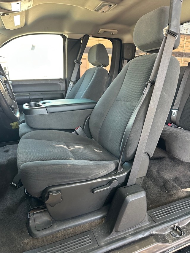 Chevrolet Silverado 1500 Vehicle Full-screen Gallery Image 17