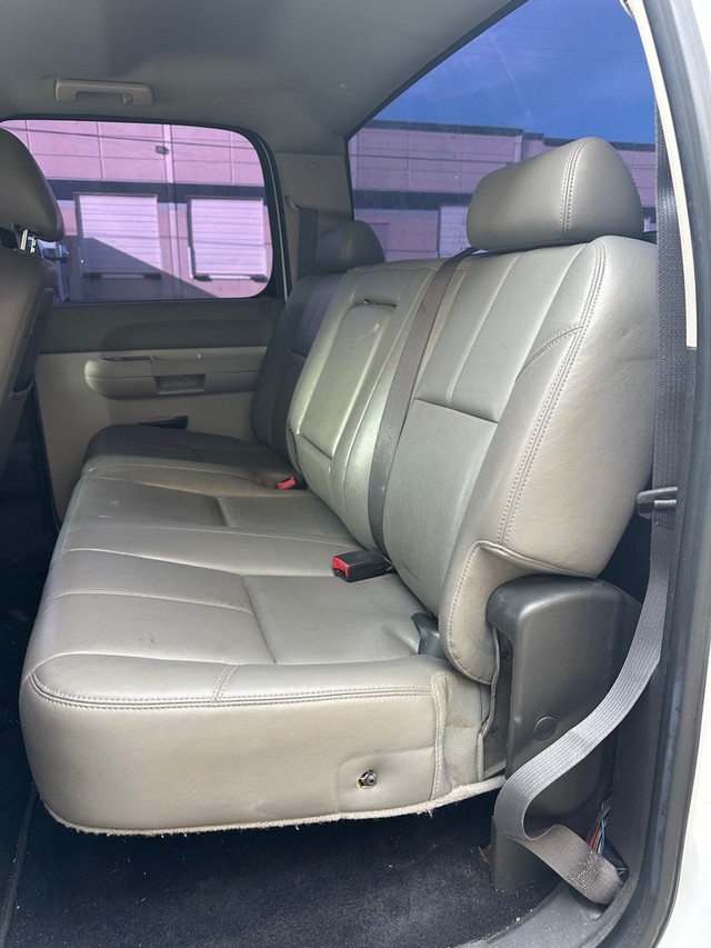 Chevrolet Silverado 2500HD Vehicle Full-screen Gallery Image 10