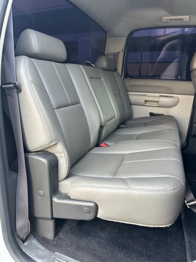 Chevrolet Silverado 2500HD Vehicle Full-screen Gallery Image 11